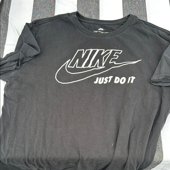 Nike Tshirt - Picture 1 of 4